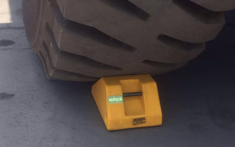 wheel-chock-for-off-highway-vehicles